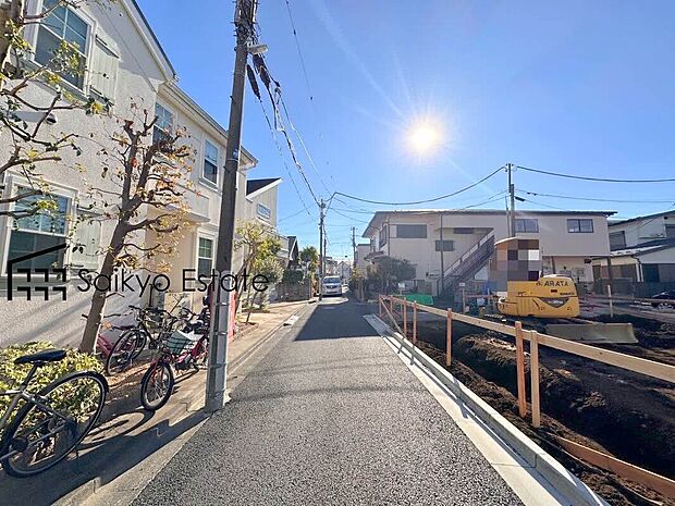 【前面道路】前面道路、幅員がございますので、駐車もスムーズに行えます！駐車が少し苦手なママさんでも安心ですね♪