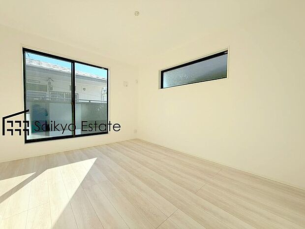 【洋室】2面採光で明るく風通しも良好です！天気の良い日は是非窓を開けて空気の入れ替えをしてみるのはいかがでしょうか♪
