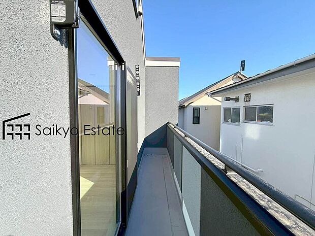 【バルコニー】お洗濯物やお布団を干すのに十分なスペースを確保したバルコニー。陽当りの良さも魅力です！
