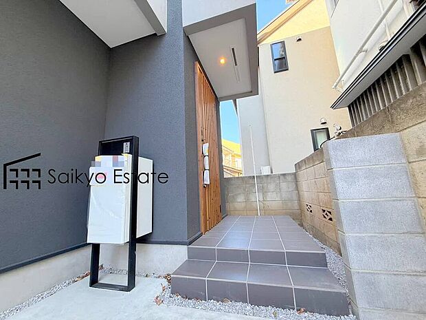 【玄関】家の顔となる玄関は、格調高いデザイン性が求められます。高級感と断熱性、防犯性に優れた玄関ドアを標準装備。
