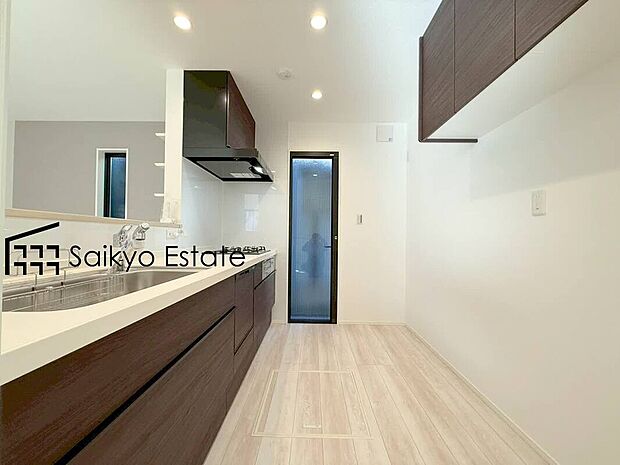 【キッチン】リビングにいる家族とコミュニケーションをとりながら作業が出来る人気のカウンターキッチン。お子様がリビングにいても目が届くので安心です。
