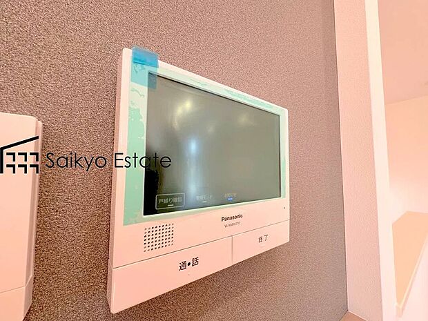 【TVモニター付きインターホン】「TVモニター付きインターホン」は、玄関に行かなくても誰が来たのか確認でき、お子様のお留守番も安心です。
