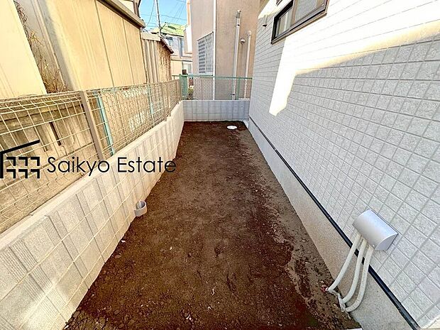 【庭】お庭のスペースもしっかりと確保。プランターにお花を植えれば明るいお庭になりますね。
