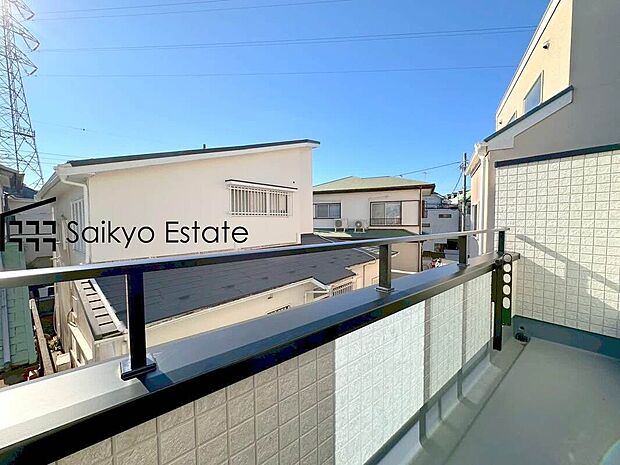 【バルコニー】広々とした南向きバルコニーには家族全員のお洗濯物も楽に干せます。南面からの光と風に満ちた室内の延長空間が、暮らしに心地よい開放感をもたらします。
