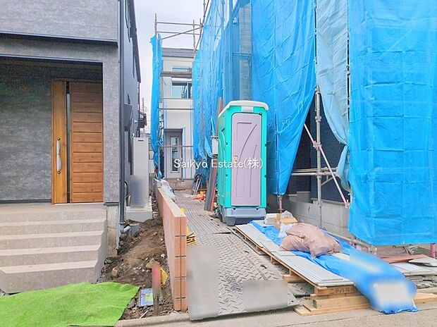 【現地外観】広々LDKに収納付きの居室が3～4部屋！1号棟には太陽光パネル設置！2号棟は延床100ｍ2超！