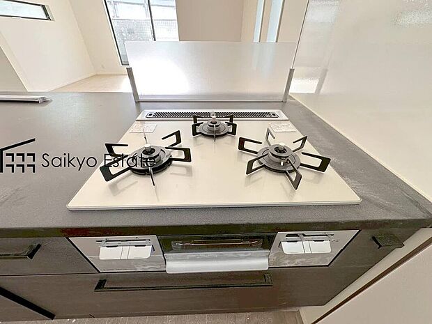 【3口コンロ】「3口ガスコンロシステム」はたくさんの料理が同時に作れて便利な上、凹凸が少ないフラットトップなのでお掃除も楽々です。