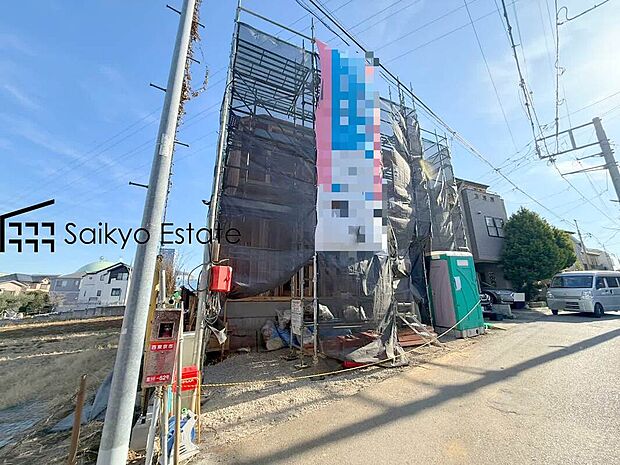 【現地外観】制震装置メーカーと共同開発した制震装置「SAFE365」は、高層ビルの制震装置にも使われているような粘弾性素材を使用しており、それを挟む2枚のプレートの動きに合わせて変形し、地震の揺れを吸収します。