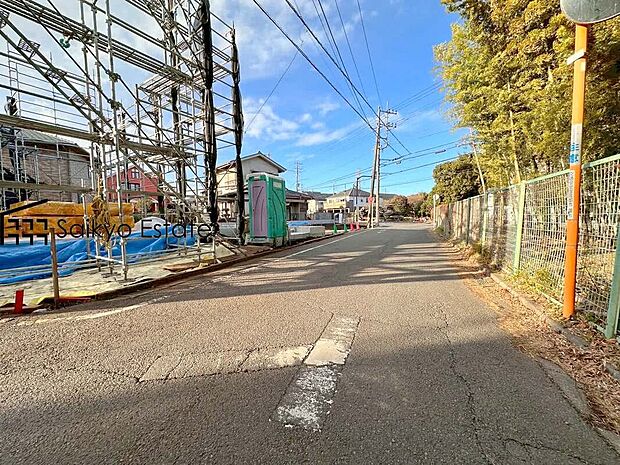 【前面道路】前面道路、幅員がございますので、駐車もスムーズに行えます！駐車が少し苦手なママさんでも安心ですね♪
