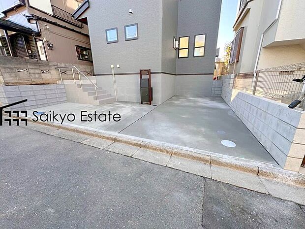 【前面道路を含む現地写真】駐車スペースは2台可能です!来客時などに便利な他、セカンドカーをお持ちの方、購入をご検討の方は必見です!