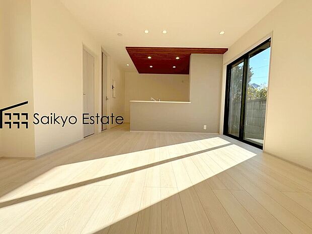 【リビング(施工例)】開放感と採光にこだわった15.62帖の広々としたLDKです。陽光いっぱいの空間で家族団らんの時間も増えそうですね!