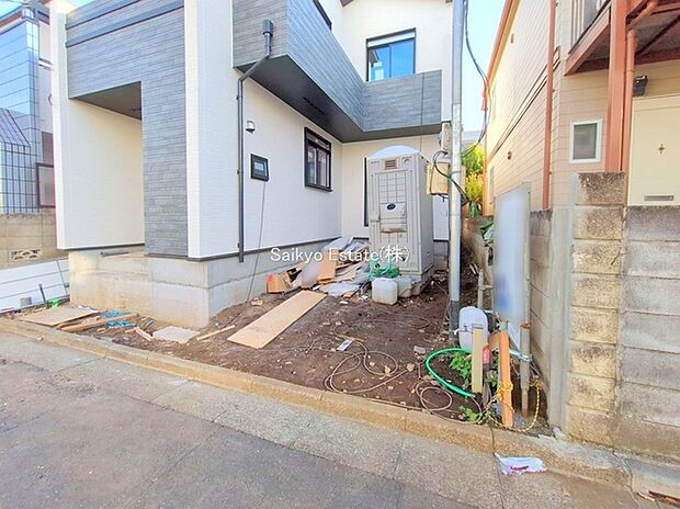 【現地写真】小学校まで徒歩約6分、中学校まで徒歩約4分でお子様が無理なく通える距離です。保育園や幼稚園も近くに多数あり、子育てファミリーには嬉しい環境です！ぜひこの機会に直接現地をご覧ください。