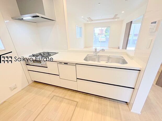 【キッチン【施工例】】リビングにいる家族とコミュニケーションをとりながら作業が出来る人気のカウンターキッチン。お子様がリビングにいても目が届くので安心です。