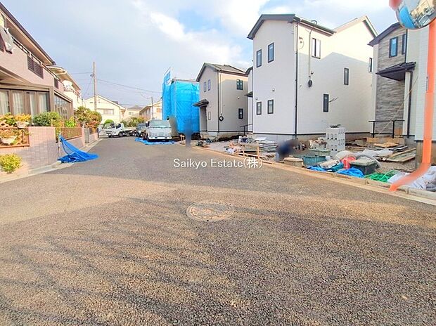 【前面道路】前面道路、幅員がございますので、駐車もスムーズに行えます!駐車が少し苦手なママさんでも安心ですね♪