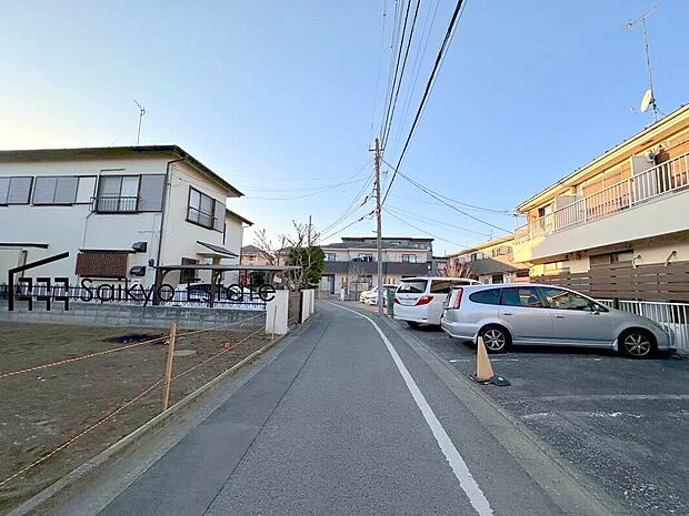【前面道路】交通量の少ない前面道路ですので、小さなお子様がおられるご家庭でも安心してお住まいいただけます。