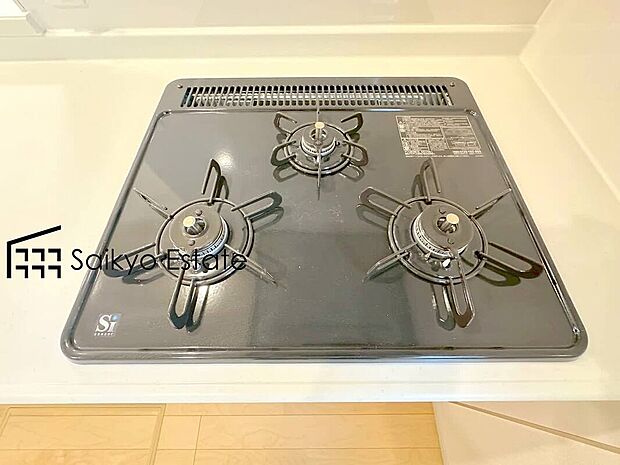 【3口ガスコンロシステム】「3口ガスコンロシステム」はたくさんの料理が同時に作れて便利な上、凹凸が少ないフラットトップなのでお掃除も楽々です。