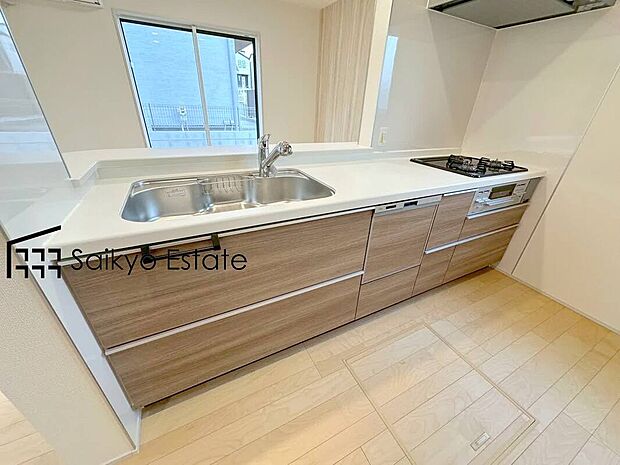 【キッチン】リビングにいる家族とコミュニケーションをとりながら作業が出来る人気のカウンターキッチン。お子様がリビングにいても目が届くので安心です。