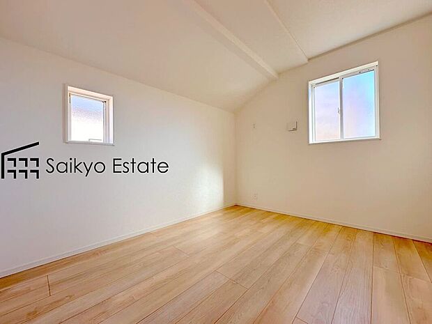 【洋室】2面採光で明るく風通しも良好です!天気の良い日は是非窓を開けて空気の入れ替えをしてみるのはいかがでしょうか♪