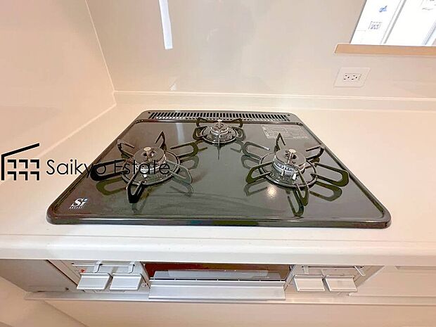 【3口ガスコンロシステム】「3口ガスコンロシステム」はたくさんの料理が同時に作れて便利な上、凹凸が少ないフラットトップなのでお掃除も楽々です。