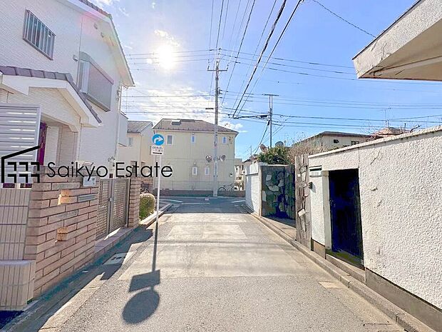 【前面道路】交通量の少ない前面道路ですので、小さなお子様がおられるご家庭でも安心してお住まいいただけます。