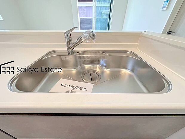 【浄水器】「浄水器」をスリムに内蔵したハンドシャワー式の水栓金具です。シンクもスッキリ!