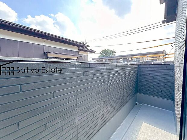 【バルコニー】広々とした南向きバルコニーには家族全員のお洗濯物も楽に干せます。南面からの光と風に満ちた室内の延長空間が、暮らしに心地よい開放感をもたらします。