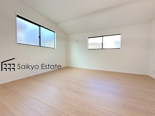 【洋室】2面採光で明るく風通しも良好です!天気の良い日は是非窓を開けて空気の入れ替えをしてみるのはいかがでしょうか♪