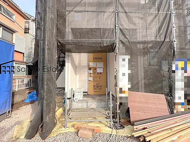 【玄関】家の顔となる玄関は、格調高いデザイン性が求められます。高級感と断熱性、防犯性に優れた玄関ドアを標準装備。