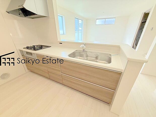 【キッチン【施工例】】リビングにいる家族とコミュニケーションをとりながら作業が出来る人気のカウンターキッチン。お子様がリビングにいても目が届くので安心です。