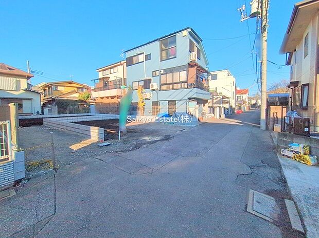 【前面道路】交通量の少ない前面道路ですので、小さなお子様がおられるご家庭でも安心してお住まいいただけます。