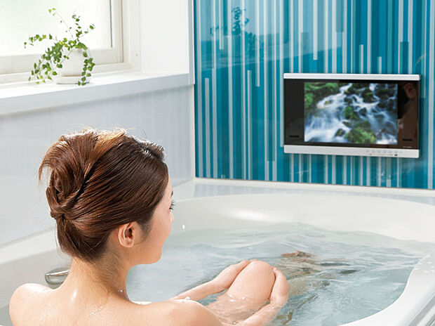 【大型浴室TV】「大型浴室TV」が完備されたバスルームは、ゆったりとバスタイムが楽しめます♪半身浴などに最適です♪