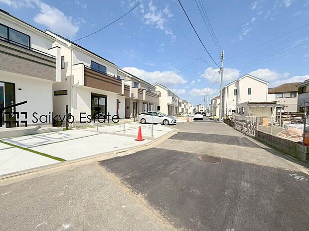 【前面道路】前面道路、幅員がございますので、駐車もスムーズに行えます!駐車が少し苦手なママさんでも安心ですね♪