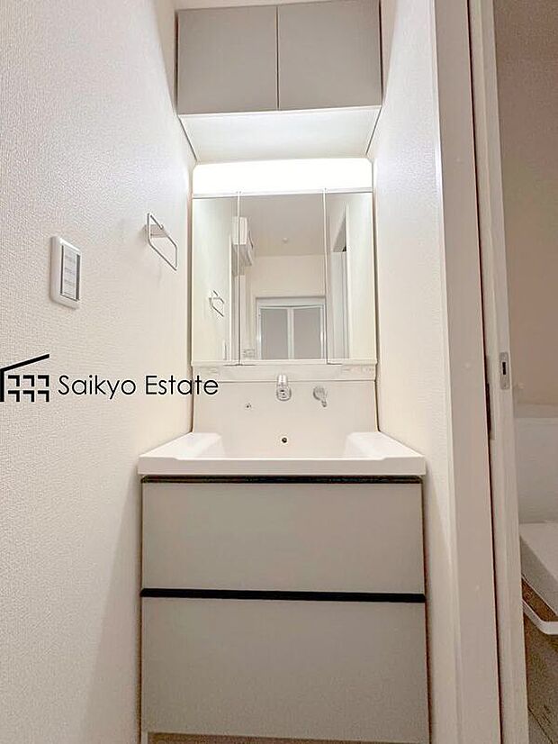 【【シャワー付き洗面化粧台】】シンプルなデザインの洗面化粧台は使いやすく、お掃除も楽です。鏡の裏はすべて収納になっているので、ドライヤーなどすっきりと片付きます。