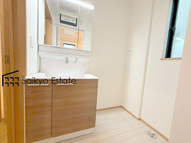 【シャワー付き洗面化粧台】「シャワー付き洗面化粧台」は暮らしを快適にしてくれます。朝の身支度もスムーズに♪