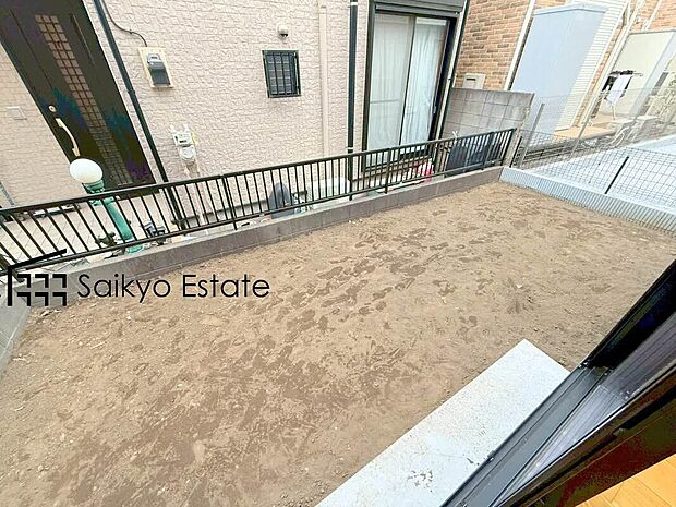 【庭】南庭がございますので、家庭菜園やガーデニング、夏はお子様の水遊びやBBQなど楽しみが広がります♪