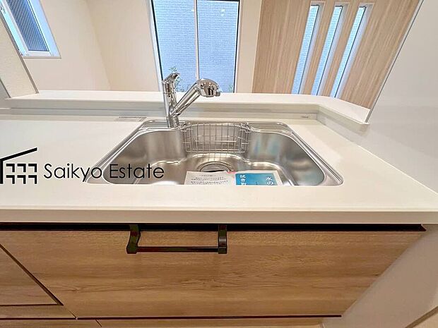 【浄水器】「浄水器」をスリムに内蔵したハンドシャワー式の水栓金具です。シンクもスッキリ！
