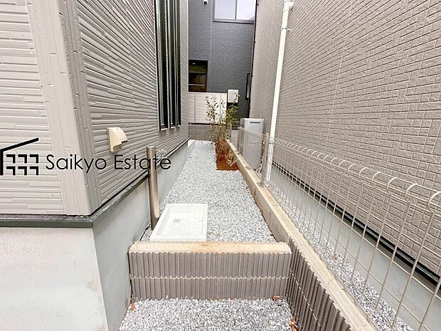 【庭】お庭スペースもございます。ガーデニングや家庭菜園など楽しみが広がります♪リビングから出入りの出来るので、植物などへの水やりも気軽にできますね♪