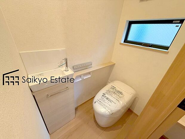 【ウォシュレット付トイレ】「温水清浄便座付きトイレ」は日々の生活を快適にしてくれます。毎日使う場所だからこそ、こだわりたいポイントですね。