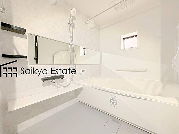 【浴室(施工例)】一日の疲れを癒すバスルーム。ゆったりとリラックスできる一坪タイプです。カビの発生を抑制し、雨の日の洗濯物の乾燥にも便利な浴室換気暖房乾燥機を標準装備しています。