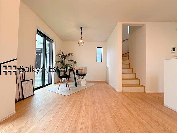 【リビング】開放感と採光にこだわったLDKです。陽光いっぱいの空間で家族団らんの時間も増えそうですね!