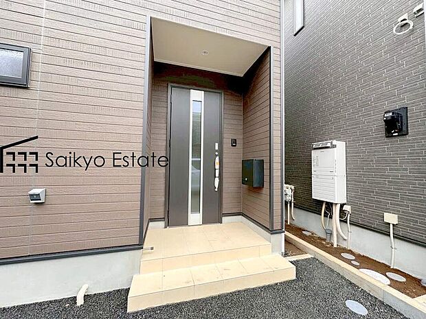 【玄関(6号棟)】家の顔となる玄関は、格調高いデザイン性が求められます。高級感と断熱性、防犯性に優れた玄関ドアを標準装備。