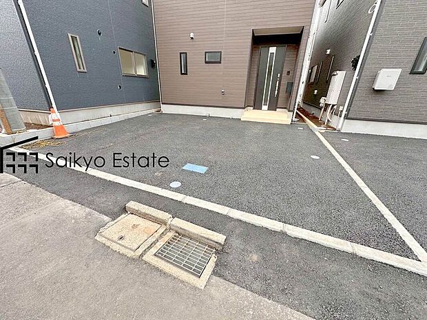 【駐車場(6号棟)】カースペースはアスファルト仕上げの為、雨の日でも足元が気になりません!自転車やバイクを置くスペースもございます!