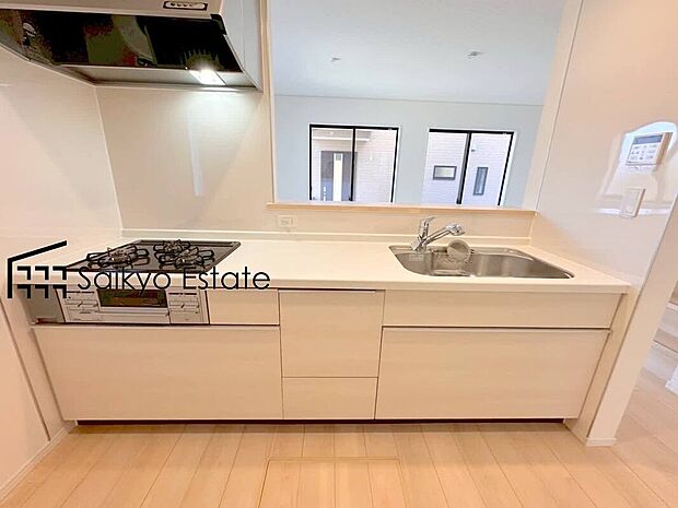 【キッチン(6号棟)】リビングにいる家族とコミュニケーションをとりながら作業が出来る人気のカウンターキッチン。お子様がリビングにいても目が届くので安心です。