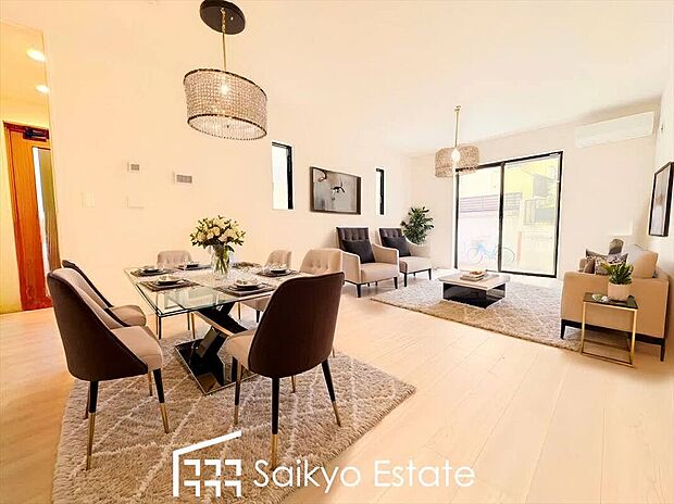 【リビング【施工例】】開放感と採光にこだわった広々としたLDKです。陽光いっぱいの空間で家族団らんの時間も増えそうですね!