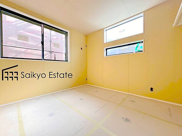 【居室】2面採光で明るく風通しも良好です！天気の良い日は是非窓を開けて空気の入れ替えをしてみるのはいかがでしょうか♪
