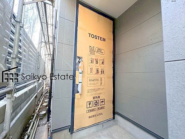 【玄関】家の顔となる玄関は、格調高いデザイン性が求められます。高級感と断熱性、防犯性に優れた玄関ドアを標準装備。