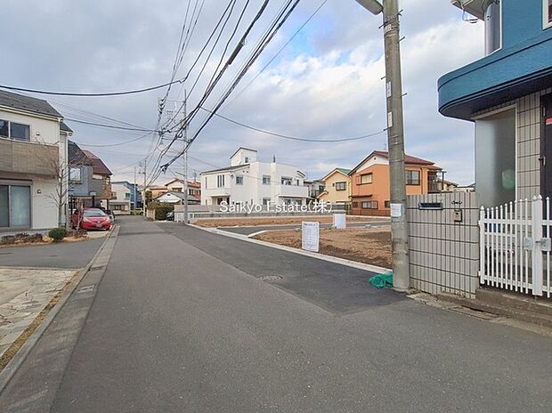 【前面道路】前面道路、幅員がございますので、駐車もスムーズに行えます!駐車が少し苦手なママさんでも安心ですね♪