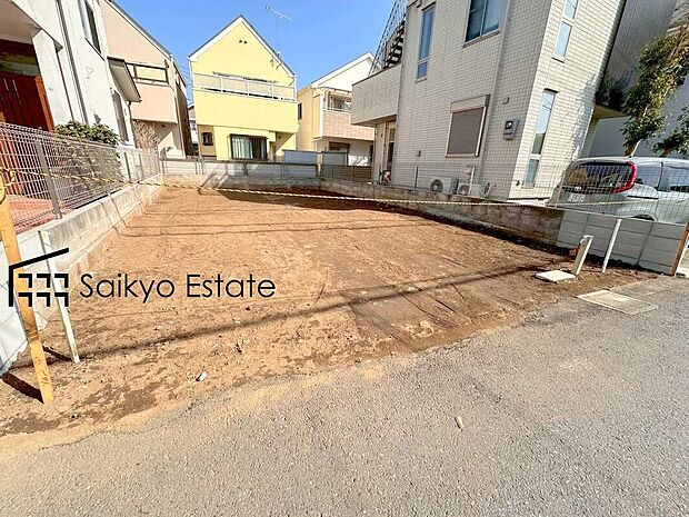 【現地写真】南側道路に面した陽当たりの良い立地!広々としたカースペース!自転車やバイクを置くスペースもございます!