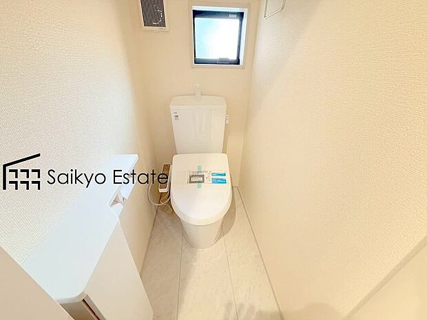 【ウォシュレット付トイレ】「温水清浄便座付きトイレ」は日々の生活を快適にしてくれます。毎日使う場所だからこそ、こだわりたいポイントですね。