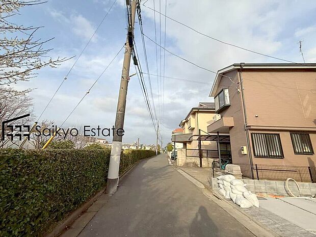 【前面道路】交通量の少ない前面道路ですので、小さなお子様がおられるご家庭でも安心してお住まいいただけます。