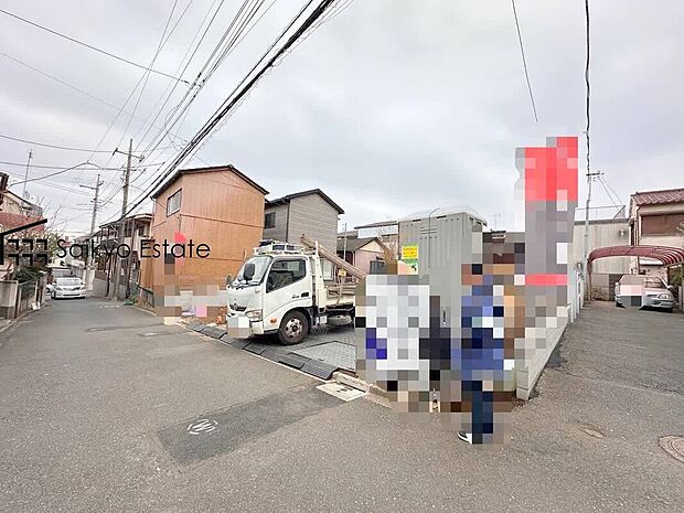 【現地写真】周囲にはスーパーをはじめとした買い物施設も揃っています。住みやすさと利便性を兼ね備えた環境です。